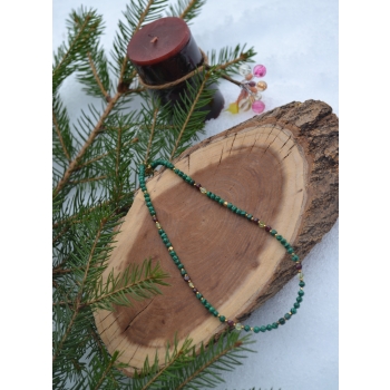 Naszyjnik z malachitu, perydotu i granatu.